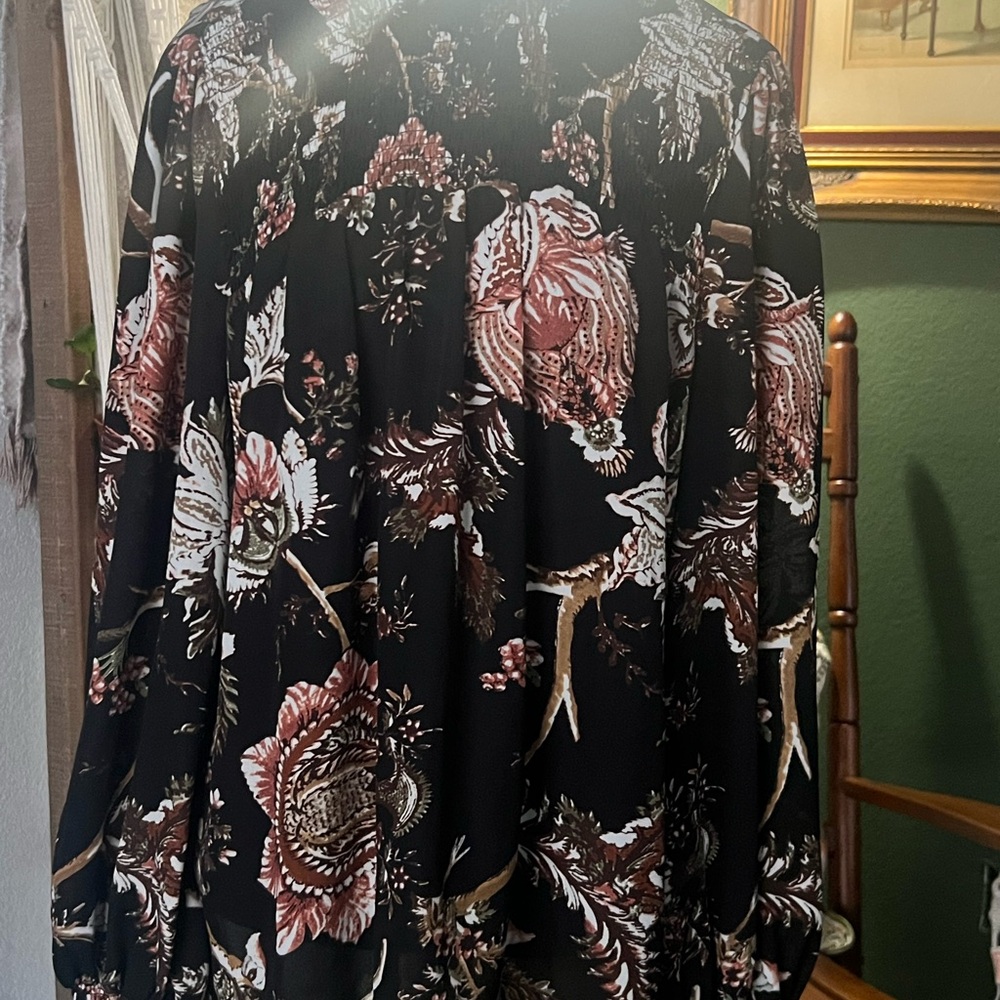 Elegant Black and Brown Blouse - Picture 2 of 11